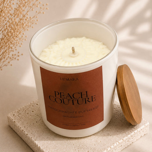 Lumara Duftkerze Peach Couture mit Relief und Holzdeckel