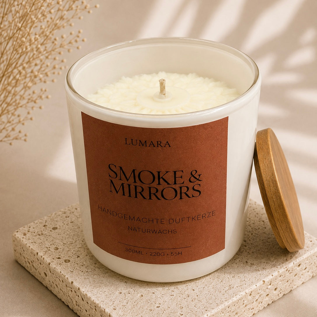 Lumara Duftkerze Smoke & Mirrors mit Relief und Holzdeckel