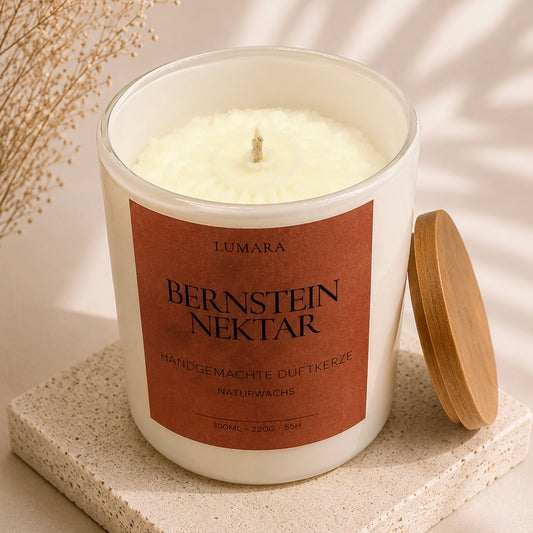 Lumara Duftkerze Bernstein Nektar mit Relief und Holzdeckel